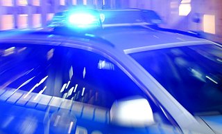 Ein Streifenwagen der Polizei steht mit eingeschaltetem Blaulicht auf der Straße. Bei einer Verfolgungsjagd mit der Polizei sind zwei Männer in Aachen in einem gestohlenen Linienbus gegen ein Haus gekracht. Wahrscheinlich hatten die beiden Männer den Bus in derselben Nacht gestohlen. (Symbolbild) - Carsten Rehder/dpa Ein Streifenwagen der Polizei steht mit eingeschaltetem Blaulicht auf der Straße. Bei einer Verfolgungsjagd mit der Polizei sind zwei Männer in Aachen in einem gestohlenen Linienbus gegen ein Haus gekracht. Wahrscheinlich hatten die beiden Männer den Bus in derselben Nacht gestohlen. (Symbolbild) - Carsten Rehder/dpa