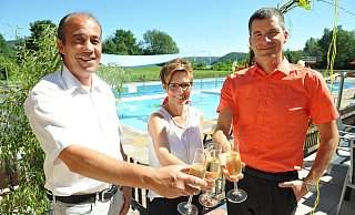 Feiern das Jubiläum: v.l. Rolf Stanislawski (Geschäftsführer) Dagmar Schultz (Vors. Förderverein), Frank Erbs (Geschäftsführer). - Nicole Ellerbrake