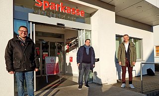 Jens Dressler, Dennis Thon und Daniel Bartke (von links) von der Initiative Oerlinghausen wollen mit dem Vorstand der Sparkasse Lemgo reden. - Gunter Held Jens Dressler, Dennis Thon und Daniel Bartke (von links) von der Initiative Oerlinghausen wollen mit dem Vorstand der Sparkasse Lemgo reden. - Gunter Held