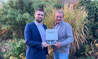 Mats Uffe Schubert (links) und Heinrich Georg Schneider haben die neue Chronik der Gemeinde Augustdorf verfasst. - Cordula Gröne
