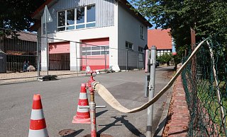 Bautätigkeit: In Kürze wird in Hagen eine neue Halle für die Feuerwehrfahrzeuge entstehen. Das alte Gebäude (im Hintergrund) wird saniert. Hier werden Schulungs-, Umkleide- und Sanitärräume untergebracht. - Knut Dinter