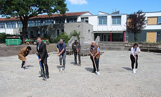 Antreten zum symbolischen Spatenstich: Schülersprecher Adam Ramadani, Bürgermeister Dr. Andreas Wulf, Landschaftsarchitekt Bruno Peters, der Vertreter des Landschaftsbau-Betriebes, Herr Zimmermann, Bauausschussvorsitzender Wolfgang Holitschke sowie Schülersprecherin Saadet Sarioglu (von links) können den geschotterten Untergrund des Pausenhofes kaum durchdringen. - Dieter Asbrock Antreten zum symbolischen Spatenstich: Schülersprecher Adam Ramadani, Bürgermeister Dr. Andreas Wulf, Landschaftsarchitekt Bruno Peters, der Vertreter des Landschaftsbau-Betriebes, Herr Zimmermann, Bauausschussvorsitzender Wolfgang Holitschke sowie Schülersprecherin Saadet Sarioglu (von links) können den geschotterten Untergrund des Pausenhofes kaum durchdringen. - Dieter Asbrock