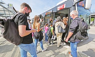 Eine Eltern-Initiative wünscht sich ein kostenloses Schülerticket für alle. Bisher haben nur die Schüler einen Anspruch auf kostenlose Bus-Beförderung, die weit genug entfernt von der Schule wohnen. - Jost Wolf Eine Eltern-Initiative wünscht sich ein kostenloses Schülerticket für alle. Bisher haben nur die Schüler einen Anspruch auf kostenlose Bus-Beförderung, die weit genug entfernt von der Schule wohnen. - Jost Wolf