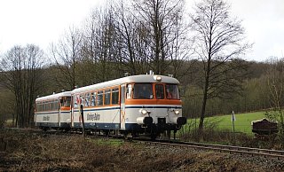 Das Bild mit Seltenheitswert stammt von Anfang 2015. Damals überquert ein alter Triebwagen der Osningbahn das Flüsschen Maibolte auf einer sanierten Brücke bei Dörentrup. Regulärer Passagierbetrieb findet auf der Strecke im Begatal nicht statt. - Verkehrsbetriebe Extertal Das Bild mit Seltenheitswert stammt von Anfang 2015. Damals überquert ein alter Triebwagen der Osningbahn das Flüsschen Maibolte auf einer sanierten Brücke bei Dörentrup. Regulärer Passagierbetrieb findet auf der Strecke im Begatal nicht statt. - Verkehrsbetriebe Extertal