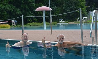 Die ersten Badegäste genießen schon kurz nach der Eröffnung der Blomberger Freibad-Saison das Wasser. - Freibad Blomberg