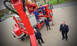 Auf dem Wagen stehen (von links): Lukas Jakoby und Jonas Celik, vor dem Wagen (von links) Jörg Diekmann (Leiter der Feuerwehr), Jannik Maas (stellv. Gemeindejugendfeuerwehrwart) und Andreas Jakoby (stellv. Leiter der Feuerwehr). - Nicole Ellerbrake