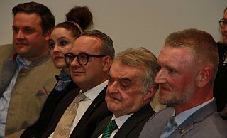 Minister Herbert Reul (zweiter von rechts), eingerahmt von Lemgos CDU-Parteichef Steven Grimshaw (rechts) sowie Bürgermeister Markus Baier und dessen Frau Maike. Ganz links, aber bekanntlich nicht ganz links: CDU-Kreisparteivorsitzender Lars Brakhage. - Martin Hostert Minister Herbert Reul (zweiter von rechts), eingerahmt von Lemgos CDU-Parteichef Steven Grimshaw (rechts) sowie Bürgermeister Markus Baier und dessen Frau Maike. Ganz links, aber bekanntlich nicht ganz links: CDU-Kreisparteivorsitzender Lars Brakhage. - Martin Hostert