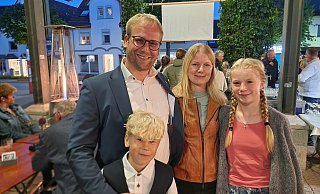 Borris Ortmeier freut sich zusammen mit seiner Frau Tina und den Kindern Lea und Moritz über die gewonnene Wahl in Barntrup.?Foto: Nadine Uphoff - Nadine Uphoff