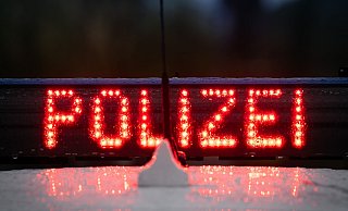 Der Schriftzug &bdquo;Polizei&ldquo; auf einem Polizeiwagen. - Soeren Stache/dpa