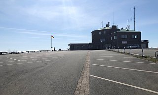 Menschenleerer Parkplatz auf dem Köterberg. - Silke Buhrmester Menschenleerer Parkplatz auf dem Köterberg. - Silke Buhrmester