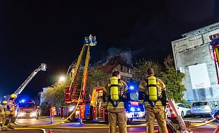 Rund 130 Einsatzkräfte sind am 10. April in der Arminstraße im Einsatz, um den Brand in einem Gebäude der ehemaligen Sinalco-Werke zu löschen. - Freitag-TV