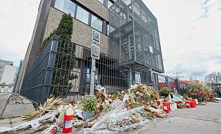 Blumen liegen vor dem Gemeindehaus der Zeugen Jehovas in Hamburg. - Georg Wendt/dpa Blumen liegen vor dem Gemeindehaus der Zeugen Jehovas in Hamburg. - Georg Wendt/dpa