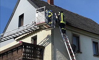 Nach Heckenbrand qualmt es in Sonneborn aus der Dachrinne. - Feuerwehr Barntrup