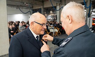 Der Sprecher der Ehrenabteilung, Jörg Kleemann (rechts), heftet Wilfried Aßmann das Abzeichen für 70-jährige Mitgliedschaft bei der Feuerwehr ans Revers. - Leon Stock/Feuerwehr Bad Salzuflen