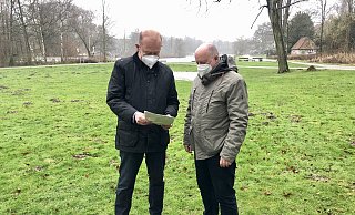 Technischer Beigeordneter Bernd Zimmermann (links) und Kurdirektor Michael Feiler stehen in dem Bereich am Kurparksee, in dem die erste Spielstation entstehen soll. - Sven Kienscherf