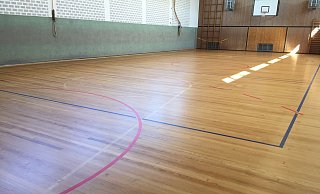 In den Sommerferien wurde der Boden der Lother Turnhalle saniert. - Stadt Schieder-Schwalenberg In den Sommerferien wurde der Boden der Lother Turnhalle saniert. - Stadt Schieder-Schwalenberg