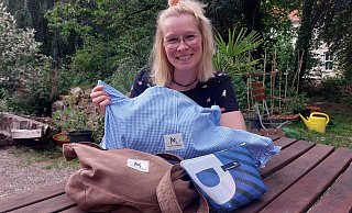 Mode-Textil-Designerin Laura Schlütz aus Steinheim haucht alter Kleidung neues Leben ein. So entstehen etwa aus einem ausgedienten Herrenhemd oder einer kaputten Jeans schöne Taschen. - Michaela Weiße Mode-Textil-Designerin Laura Schlütz aus Steinheim haucht alter Kleidung neues Leben ein. So entstehen etwa aus einem ausgedienten Herrenhemd oder einer kaputten Jeans schöne Taschen. - Michaela Weiße