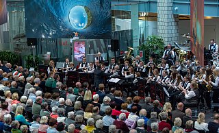 Ausverkauftes Haus beim 21. Benefizkonzert der Detmolder Sch&uuml;tzen im Foyer der Detmolder Sparkasse. - Raphael Bartling