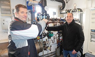 In die Technik im Schiederaner Freibad muss dringend investiert werden, sonst droht ein Ausfall der Filteranlage. Die Betreiber, Frank Erbs (links) und Rolf Stanislawski, freuen sich, dass sie Rückenwind von der Politik bekommen. - Michaela Weiße