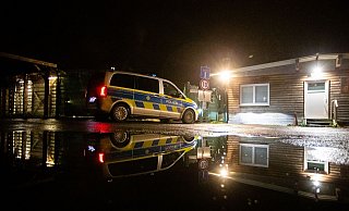 Die Polizei steht vor einer Flüchtlingsunterkunft. - Justin Brosch/dpa Die Polizei steht vor einer Flüchtlingsunterkunft. - Justin Brosch/dpa