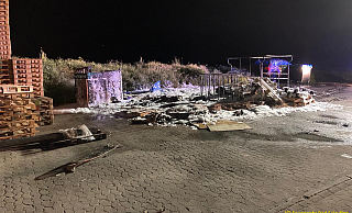 Ein Palettenbrand hat die Feuerwehr in der Nacht beschäftigt. - Freiwillige Feuerwehr Bad Salzuflen Ein Palettenbrand hat die Feuerwehr in der Nacht beschäftigt. - Freiwillige Feuerwehr Bad Salzuflen