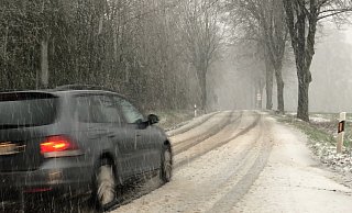  Plötzlicher Schneefall hat den lippischen Norden durchgewirbelt - wie hier zwischen Lieme und Papenhausen.  - Till Brand