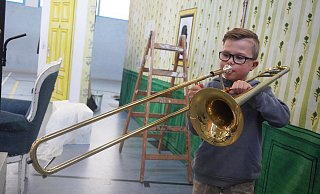 Der siebenjährige Carl probiert bei der Instrumentenschau die Trompete aus und bekommt direkt einen Ton heraus. - Michaela Weiße
