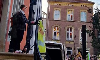 Schüler Daniel Ridderbusch spricht von der Treppe des Ballhauses. - Hendrik Schwär-Fröhlich