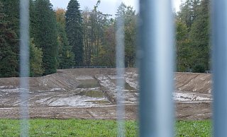 Ein gro&szlig;er Polder im Silvaticum wird das Wasser-Schlamm-Gemisch aus dem Kurparksee aufnehmen. Darin kann das Wasser versickern und die festen Reste k&ouml;nnten per Lkw abtransportiert werden. - Jost Wolf