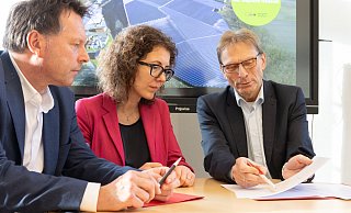 Unterzeichnen den Klimapakt, der viele Maßnahmen mit sich bringen wird: (von links) Bürgermeister Frank Hilker, Kämmerin Dr. Miriam Mikus und Stadtwerke-Chef Jörg Karlikowski. - Torben Gocke