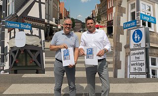 Bürgermeister Frank Hilker (rechts) und Christian Schmidt, Vorsitzender der Werbegemeinschaft Die Händler, haben beim Forum Innenstadt die Gewerbetreibenden über die Innenstadtentwicklung informiert. - Torben Gocke Bürgermeister Frank Hilker (rechts) und Christian Schmidt, Vorsitzender der Werbegemeinschaft Die Händler, haben beim Forum Innenstadt die Gewerbetreibenden über die Innenstadtentwicklung informiert. - Torben Gocke