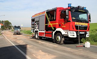 Die Feuerwehr und der Bauhof waren auf der Heidenschen Straße im Einsatz, um die Straße von ausgelaufenem Hydrauliköl zu befreien. - Nadine Uphoff