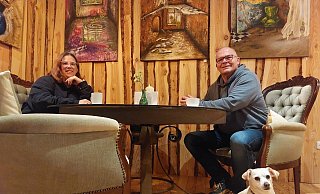 Stephanie und Markus von Alm eröffnen in der Schwalenberger Altstadt das "Café Kreativa". Neben ihrem eigenen Hund Chiko sind auch die Vierbeiner der Gäste im Café willkommen. - Michaela Weiße Stephanie und Markus von Alm eröffnen in der Schwalenberger Altstadt das "Café Kreativa". Neben ihrem eigenen Hund Chiko sind auch die Vierbeiner der Gäste im Café willkommen. - Michaela Weiße
