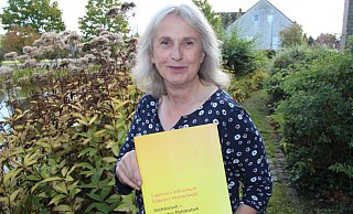 Sabine Schierholz mit einem Wörterbuch "Hochdeutsch - Lippisches Platt". - Archivfoto: Julia Kube Sabine Schierholz mit einem Wörterbuch "Hochdeutsch - Lippisches Platt". - Archivfoto: Julia Kube