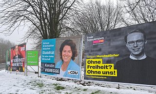 An der Ecke Zeppelin-/ Robert-Koch-Straße in Oerlinghausen stehen Wesselmänner von FDP, CDU, SPD und Bündnis 90/ Die Grünen einträchtig nebeneinander. - Carolin Brokmann-Förster