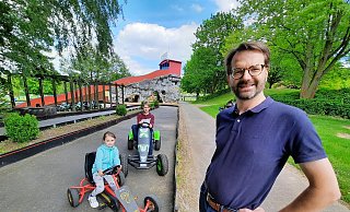Benjamin Krentz, Betreiber des Funtastico am Schieder-See, freut sich, dass er im Familienpark endlich wieder Gäste empfangen darf. Einige Familien haben das Angebot auch bereits genutzt. Besonders die Kinder sind glücklich über die Abwechslung im Corona-Alltag. So auch Mike (13) und seine Schwester Anna (6) aus Detmold, die auf der Kettcar-Bahn mit viel Spaß ihre Runden drehen. - Michaela Weiße(LZ)