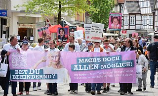 Die Botschaften sind unmissverständlich: Die Teilnehmenden des Protestzuges durch die Fußgängerzone fordern mehr Teilhabe und Barrierefreiheit für Menschen mit Behinderung in Lippe. - Nicole Ellerbrake