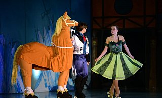 Beim Rollkunstlauf-Musical „Die Eiskönigin" trifft die unter der Einsamkeit im Schloss leidende Prinzessin Anna auf Prinz Hans, der mit dem Pferd unterwegs ist. - Nicole Ellerbrake