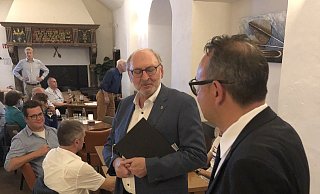Lemgos gewählter Bürgermeister Markus Baier (rechts) besucht am Wahlabend die Christdemokraten im Ratskeller, die zwar stärkste Fraktion im Stadtrat bleiben, aber weiter auf Mehrheitsbeschaffer angewiesen sind. Passend dazu verspricht Baier, auf die anderen zuzugehen. Der designierte Fraktionsvorsitzende Claus Cieciera (Mitte) verspricht offene Sondierungsgespräche. - Till Brand Lemgos gewählter Bürgermeister Markus Baier (rechts) besucht am Wahlabend die Christdemokraten im Ratskeller, die zwar stärkste Fraktion im Stadtrat bleiben, aber weiter auf Mehrheitsbeschaffer angewiesen sind. Passend dazu verspricht Baier, auf die anderen zuzugehen. Der designierte Fraktionsvorsitzende Claus Cieciera (Mitte) verspricht offene Sondierungsgespräche. - Till Brand