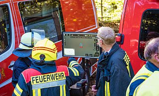 Rund 125 Feuerwehrleute trainierten den Ernstfall in einem Waldgebiet in Lüdenhausen. - FREITAG-TV