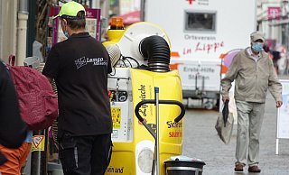 Der „Saugermann" ist im Auftrag von Lemgo Marketing mit seinem Reinigungsmobil unterwegs. - Axel Bürger Der „Saugermann" ist im Auftrag von Lemgo Marketing mit seinem Reinigungsmobil unterwegs. - Axel Bürger