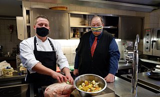 Küchenchef Florian Grönnert (links) und Geschäftsleiter Norbert Lange mit einer der Gänse, die für den Außer-Haus-Verkauf vorbereitet wird. Neben Privatleuten beliefert das Team auch Unternehmen und eine Kita. - Lorraine Brinkmann