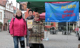 Gemeinsam informieren (von links) Elke Wachtmann, Stefanie Nowak-Thormählen und Gundula Homann auf dem Lemgoer Marktplatz über das Thema „Gewalt gegen Frauen". Foto: Carolin Brokmann-Förster - Carolin Brokmann-Förster