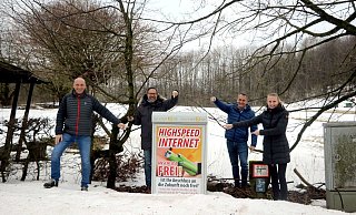 Sie setzen sich mit vielen Gleichgesinnten für den schnellen, flächendeckenden Breitbandausbau ein: Markus Marcinczyk (von links), Jörg Schwichtenberg, Björn Marx und Anna-Lisa Thöne. - Zukunft Extertal Sie setzen sich mit vielen Gleichgesinnten für den schnellen, flächendeckenden Breitbandausbau ein: Markus Marcinczyk (von links), Jörg Schwichtenberg, Björn Marx und Anna-Lisa Thöne. - Zukunft Extertal