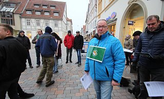 Wolfgang Schnur und einige Mitstreiter hielten am Freitag eine Mahnwache auf dem Lemgoer Marktplatz. - Jens Rademacher