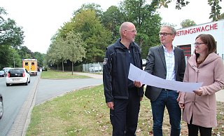 Planen die Ampel für die Ausfahrt der Rettungswache: (von links) Wachleiter Alexander Fanenbruck, der stellvertretende Leiter des lippischen Straßenbetriebs, Thomas Hilker, sowie Katharina Medina als zuständige Projektleiterin. - Till Brand Planen die Ampel für die Ausfahrt der Rettungswache: (von links) Wachleiter Alexander Fanenbruck, der stellvertretende Leiter des lippischen Straßenbetriebs, Thomas Hilker, sowie Katharina Medina als zuständige Projektleiterin. - Till Brand