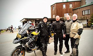 Weltenbummler Joel Golücke (von links) mit Jürgen Schlüter, Theo Schulte und Uwe Hesse, die am Sonntag aus Schlangen zum Köterberg gefahren waren, um ein wenig mit dem Blomberger zu fachsimpeln und ihn zu verabschieden. - Silke Buhrmester Weltenbummler Joel Golücke (von links) mit Jürgen Schlüter, Theo Schulte und Uwe Hesse, die am Sonntag aus Schlangen zum Köterberg gefahren waren, um ein wenig mit dem Blomberger zu fachsimpeln und ihn zu verabschieden. - Silke Buhrmester