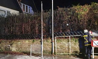 Die abgebrannte Hecke wurde stark gewässert. - Feuerwehr Lügde