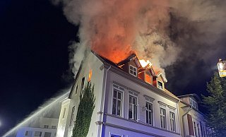 In der Gerichtsstraße stand ein Dachstuhl in Flammen. - Die Blaulichtfotografen