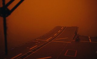 Im Einsatz gegen die Br&auml;nde: Der Hubschraubertr&auml;ger HMAS Adelaide vor der K&uuml;ste des Bundesstaates New South Wales. - Foto: Department Of Defence/DEPARTMENT OF DEFENCE/AAP/dpa